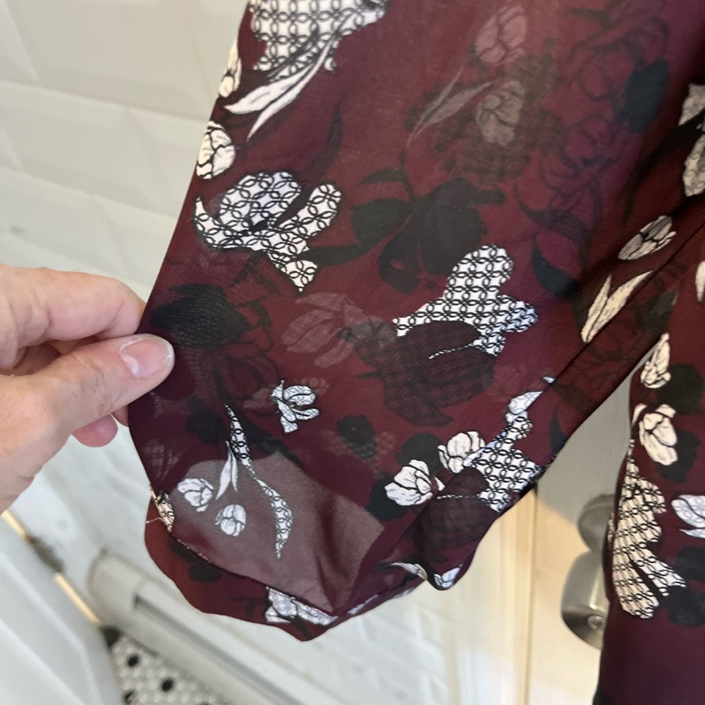 Burgundy Floral Top 1X. Like New - Picture 4 of 6